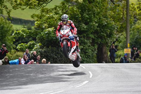  Tourist Trophy: Experience the Thrill of Motorcycle Racing on Two Wheels!